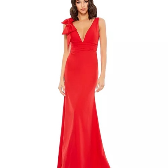 Elegant red form fitting ball gown - Picture 3 of 3
